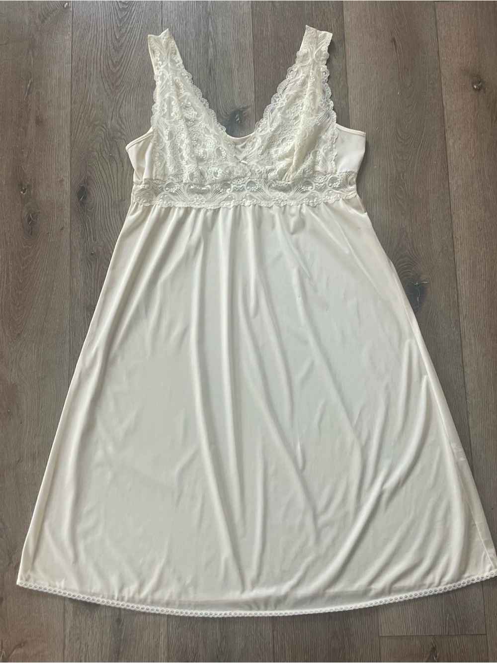 Wondermaid Vintage Non Cling Lace-Trim V-Neck Chemise in Ivory Size 44